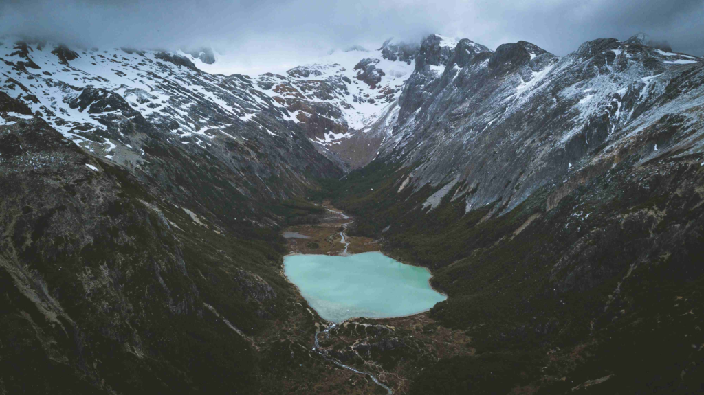 Foto de Majestuosos lagos glaciarios entre cordones montañosos.